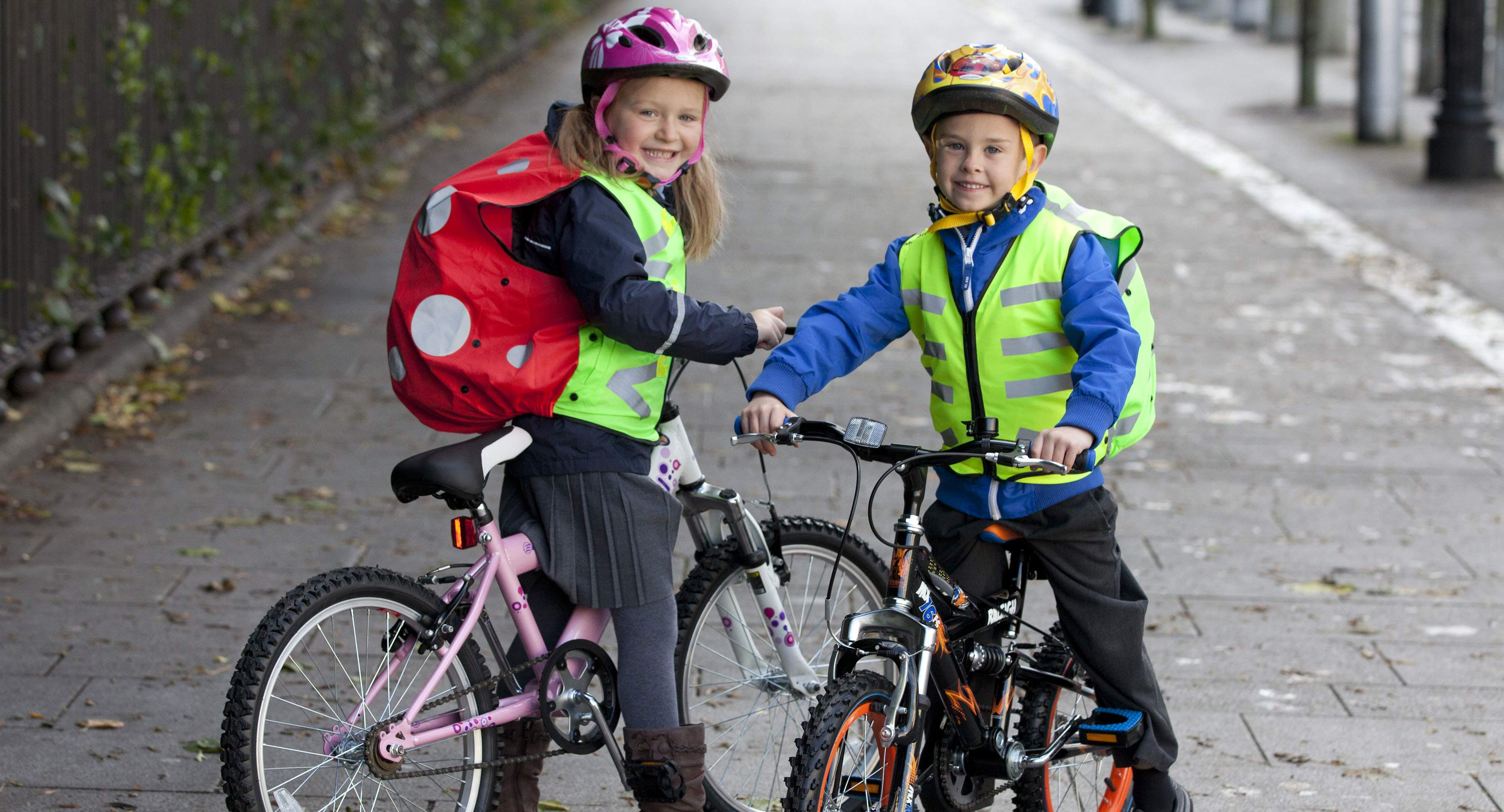 Спешиваться велосипедистам. Дети с велосипедом. Велосипедист ребенок. Велосипед школьник. Ребенок на велосипеде на дороге.