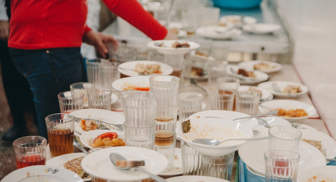  Школу оштрафовали на 30 тысяч за неудачный наклон парт и немытую посуду