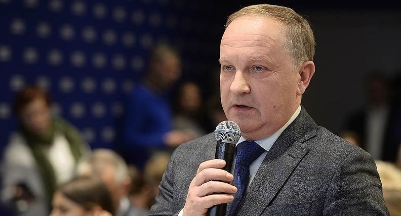 Мэр Владивостока отправил выпускников «в последний путь»