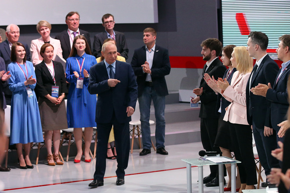 Владимир Путин поддержал идею обеспечить больше школьников бесплатным питанием