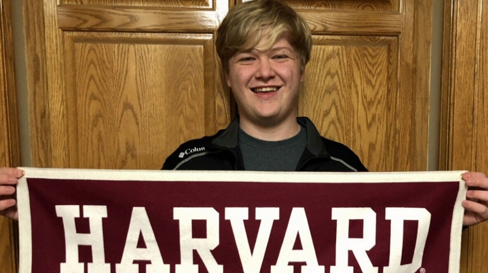 17-летний житель США окончил Гарвард одновременно со школой
