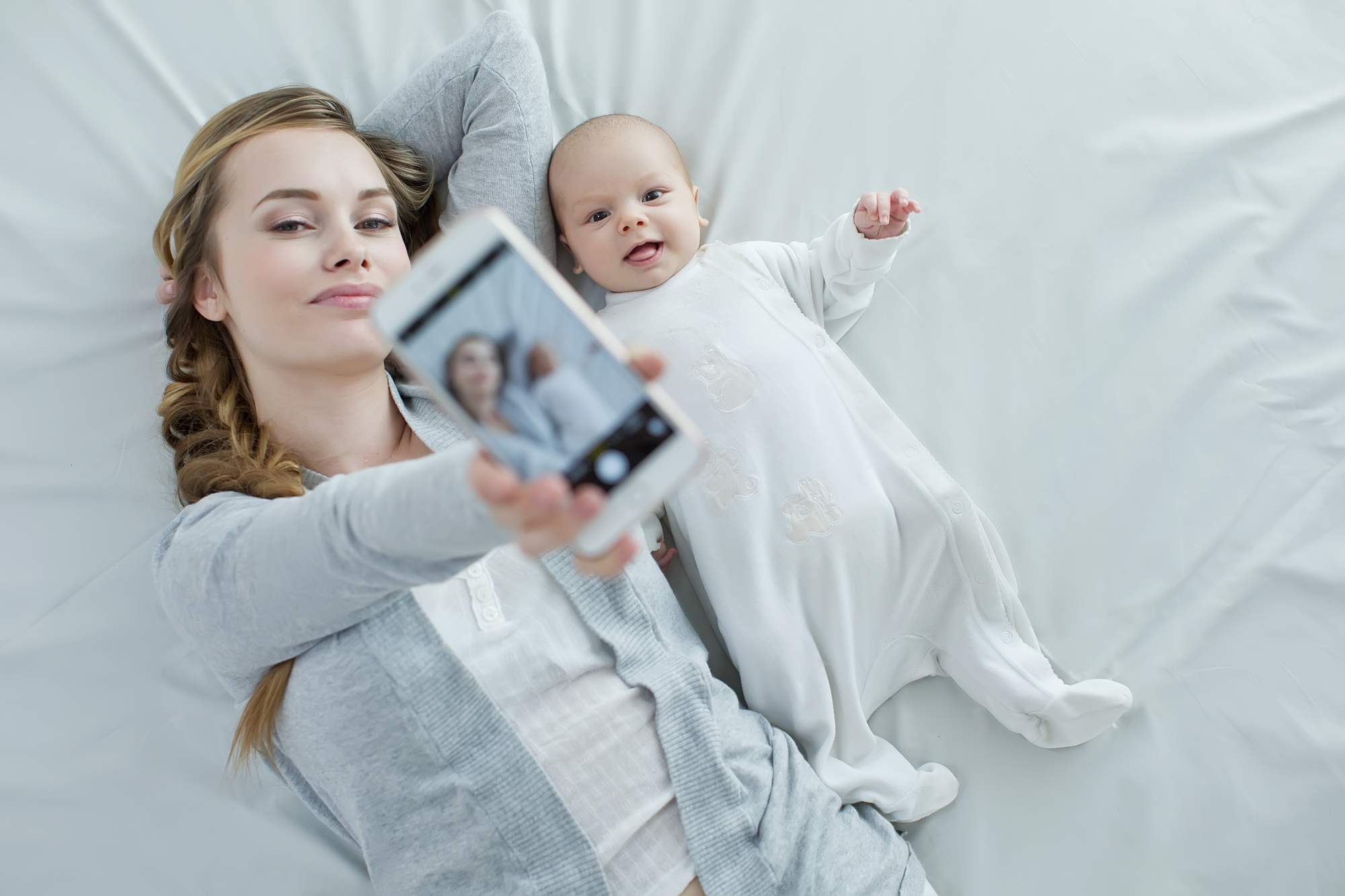 Фото ребенка с телефоном. Селфи с ребенком. Селфи с грудным ребенком. Младенец селфи. Ребенок фотографирует.