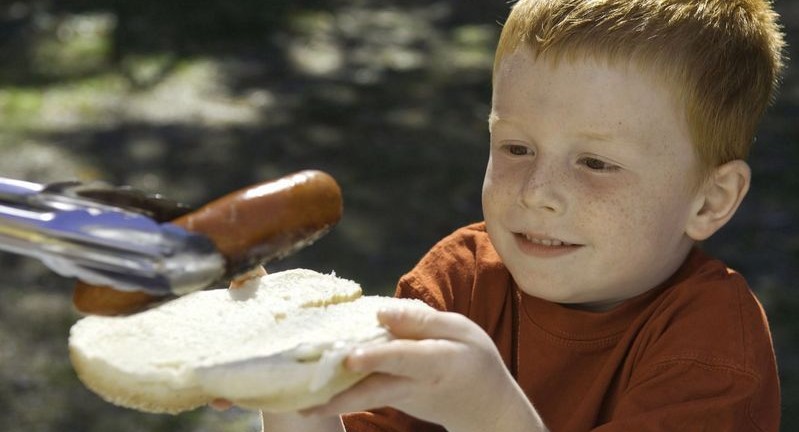 Россиян попросили не кормить детей их любимой едой – сосисками с макаронами