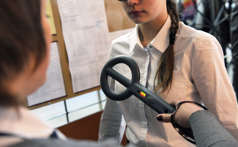 Родители в Могойтуе пожаловались на поиски шпаргалок под юбками у школьниц на ЕГЭ