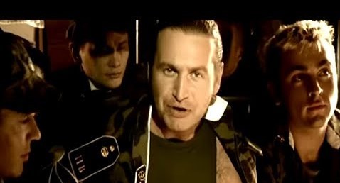 Так же, как все: 60% россиян считают, что настоящий мужчина должен отслужить в армии