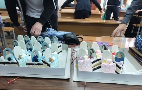 В Красноярске выпускникам подарили по куску торта, оформленному в виде надгробия с фото