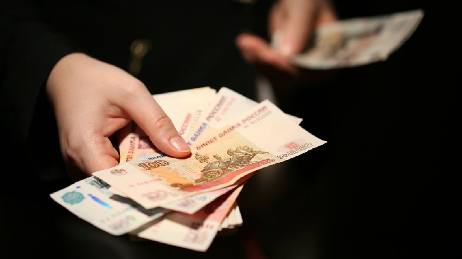 Учеников новосибирской школы переводили в 10-й класс за деньги