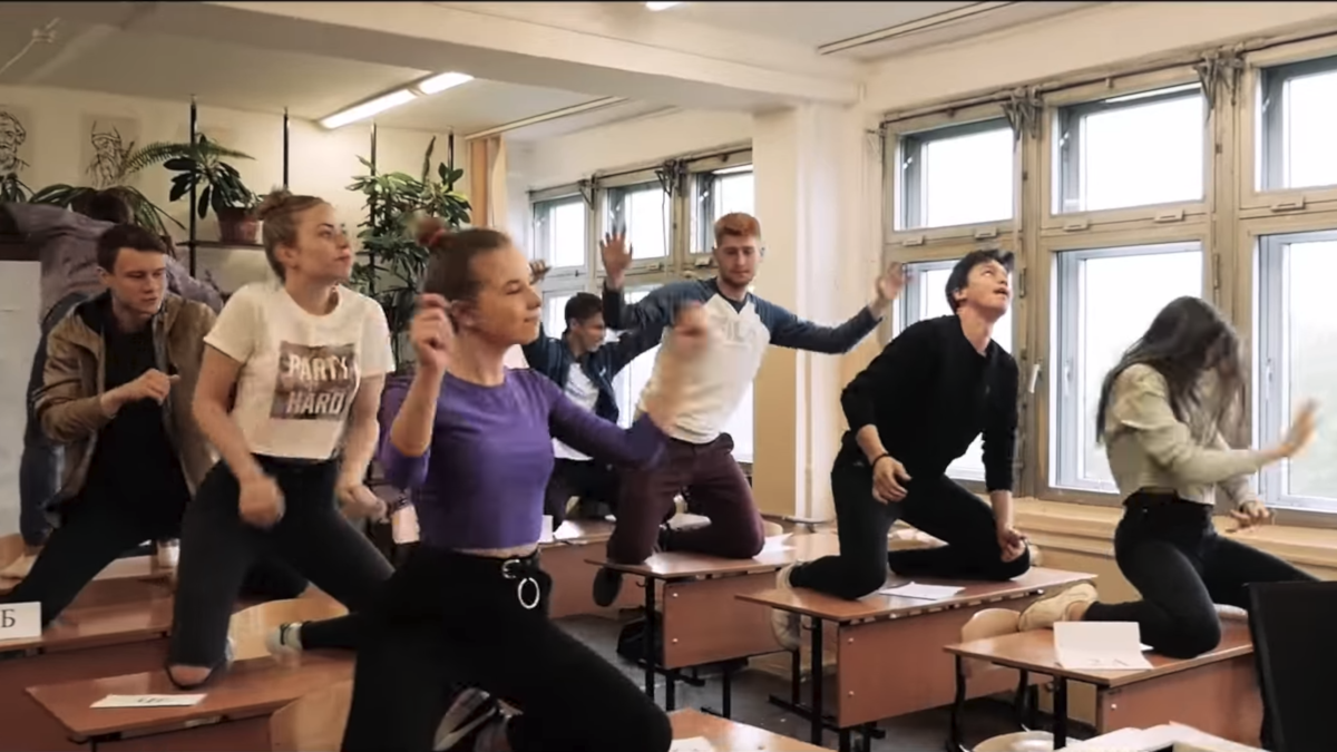 Выпускники из Владивостока, прославившиеся костюмированным флешмобом, сняли новое видео