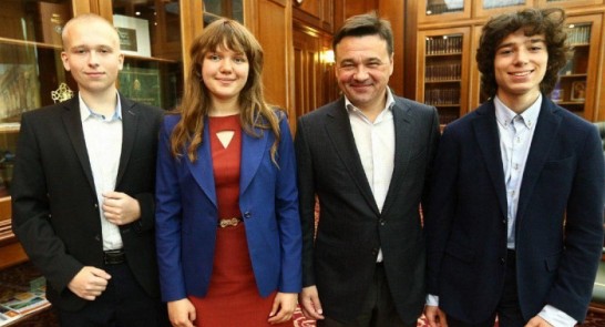 В Подмосковье 300-балльникам ЕГЭ вручили сертификаты на денежные премии