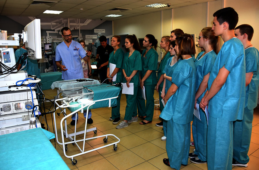 В Москве работает летняя школа юного хирурга