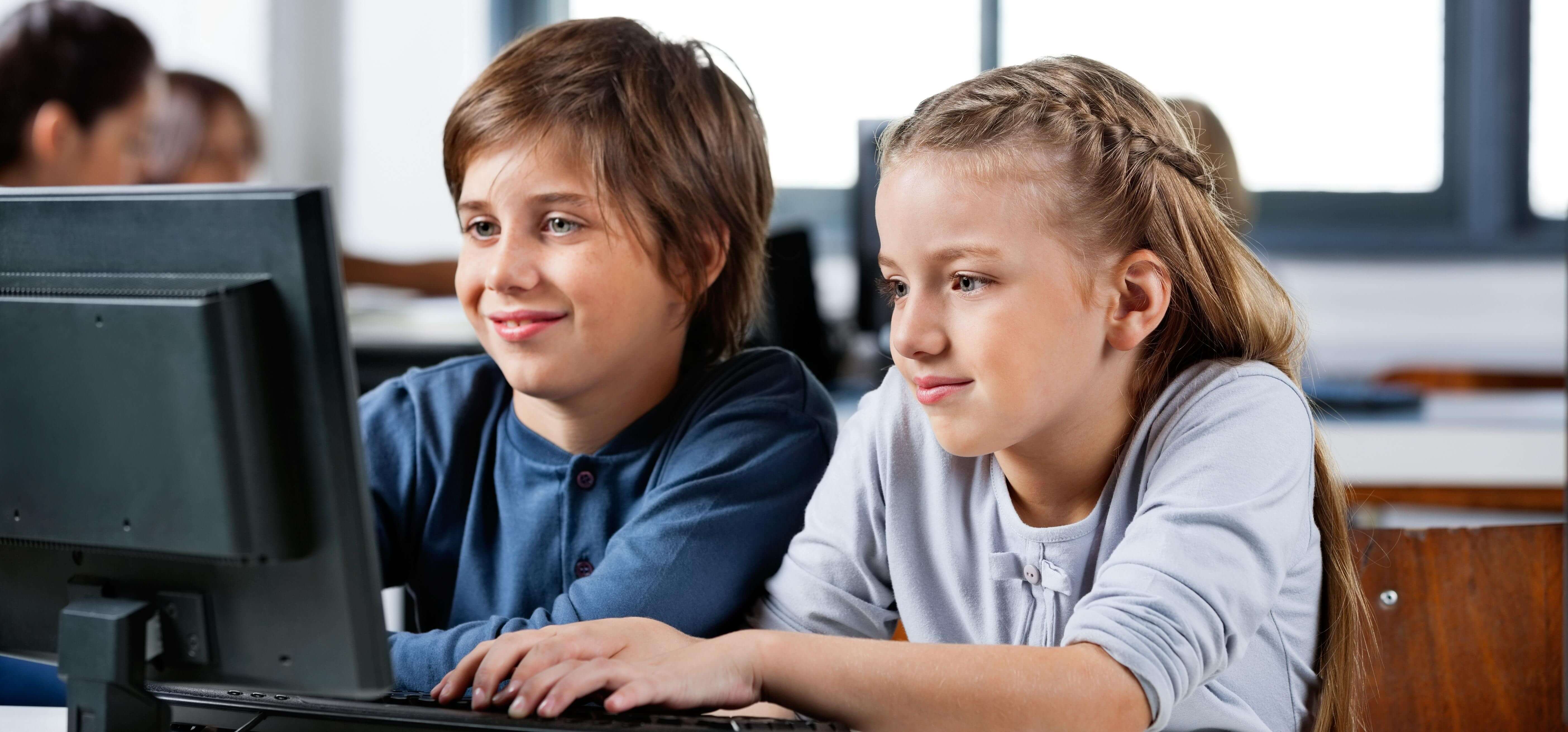 Компьютерный урок в школе. Компьютер для детей. Ученик за компьютером. Компьютер для школьника. Подросток за компьютером.