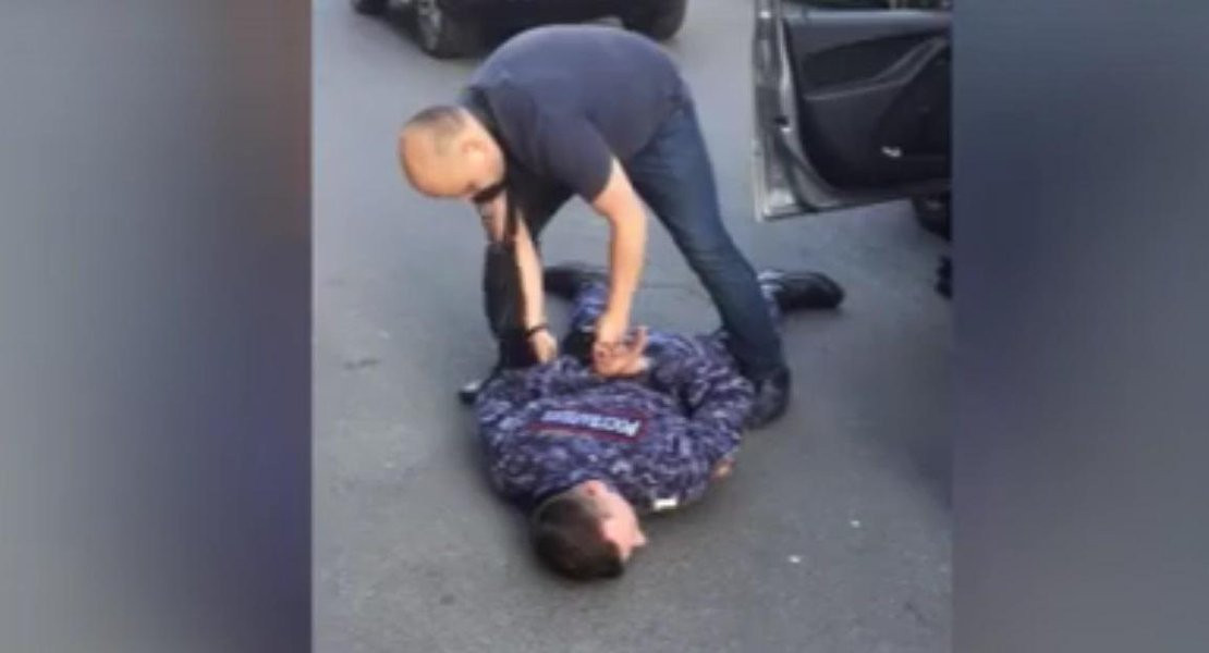 За подбрасывание наркотиков подростку и вымогательство 300 тысяч в Петербурге задержали сотрудников Росгвардии