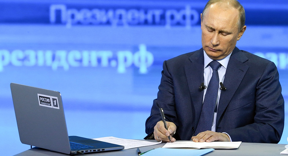 Владимир Путин поручил сократить использование тетрадей в школах