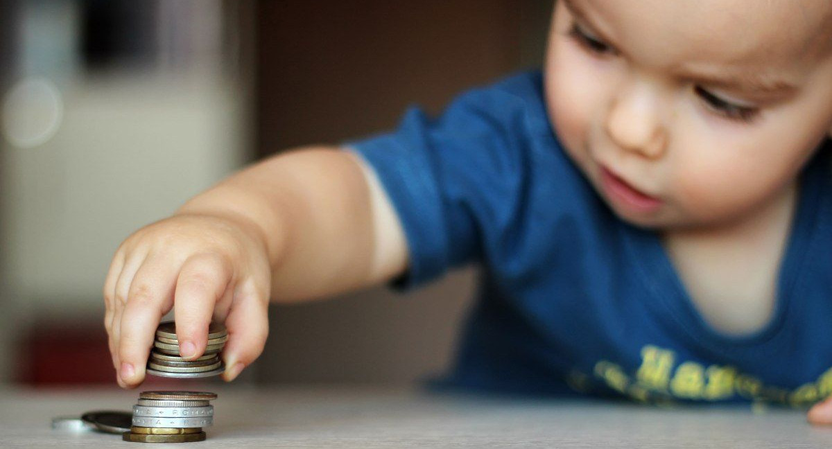 Госдума приняла закон о выплате детских пособий до трех лет