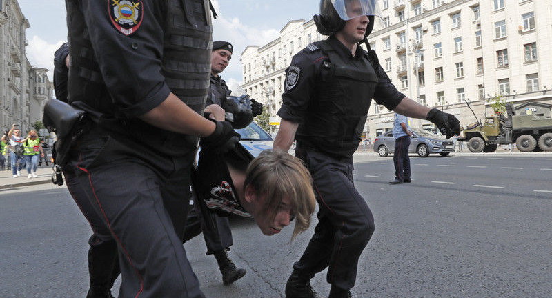 На акциях в поддержку незарегистрированных кандидатов в Мосгордуму в минувшие выходные задержали 47 несовершеннолетних