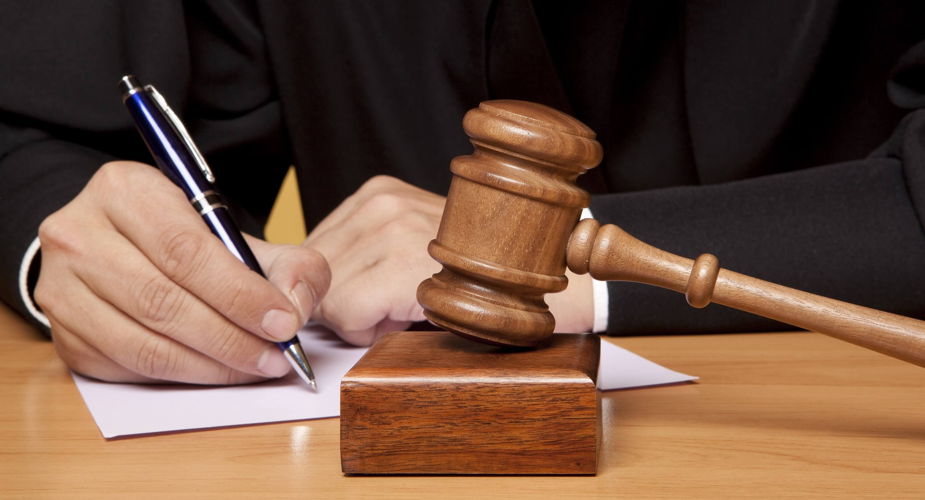 С нижнетагильской школы взыскали 40 тысяч рублей за то, что ученица прищемила пальцы