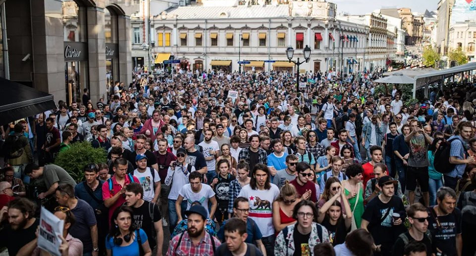 Депутат Госдумы Федоров предложил наказывать школы за участие детей в незаконных митингах