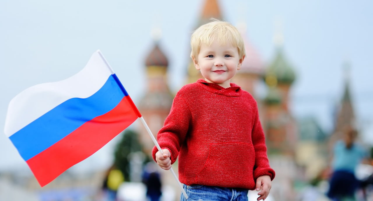 «От вас обязанностей ждут»: какая она, Конституция в стихах?