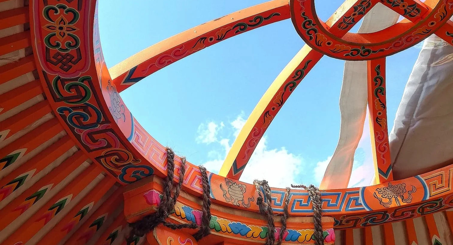 Почему французская молодёжь мечтает жить в юртах