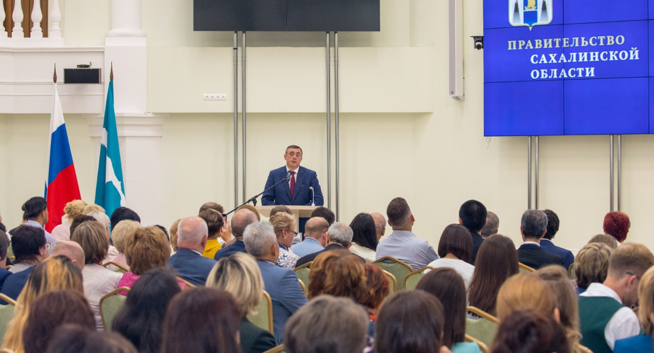 Глава Сахалинской области: Выпускники-отличники после окончания школы получат по 100 тысяч рублей