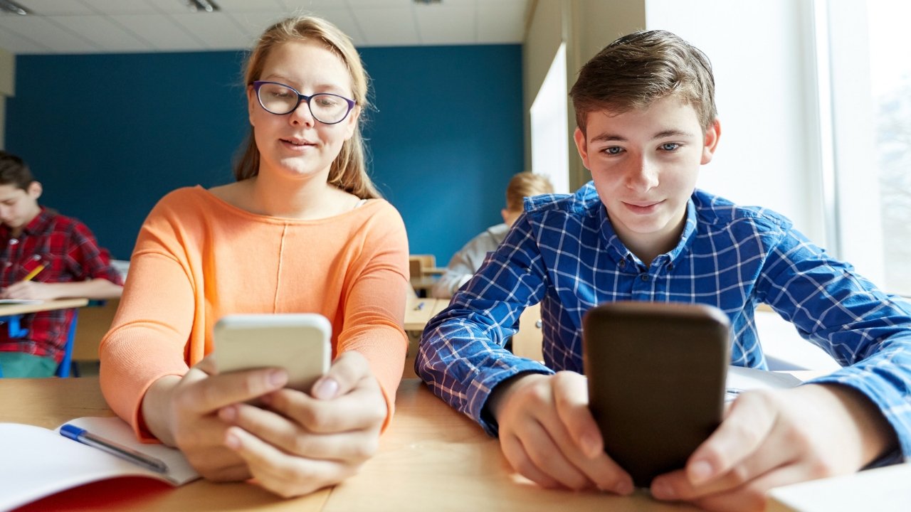 Московским школьникам не запретят пользоваться мобильными телефонами