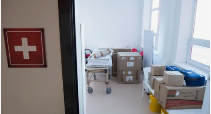 В российском селе школьников отправили учиться в медпункт к больным туберкулезом