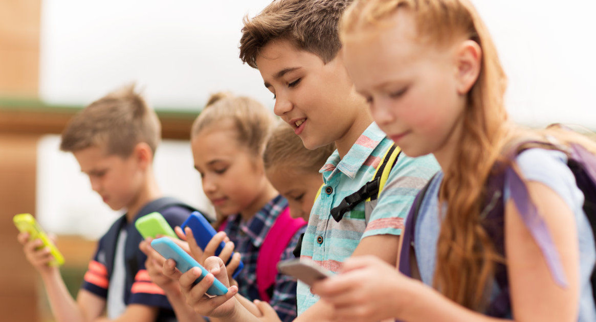 Замминистра просвещения не считает использование детьми гаджетов проблемой