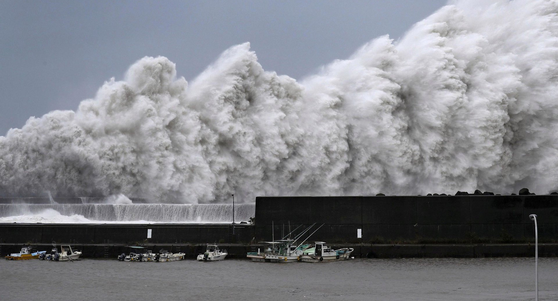 Тайфун «Факсай» повредил на востоке Японии более 500 школ