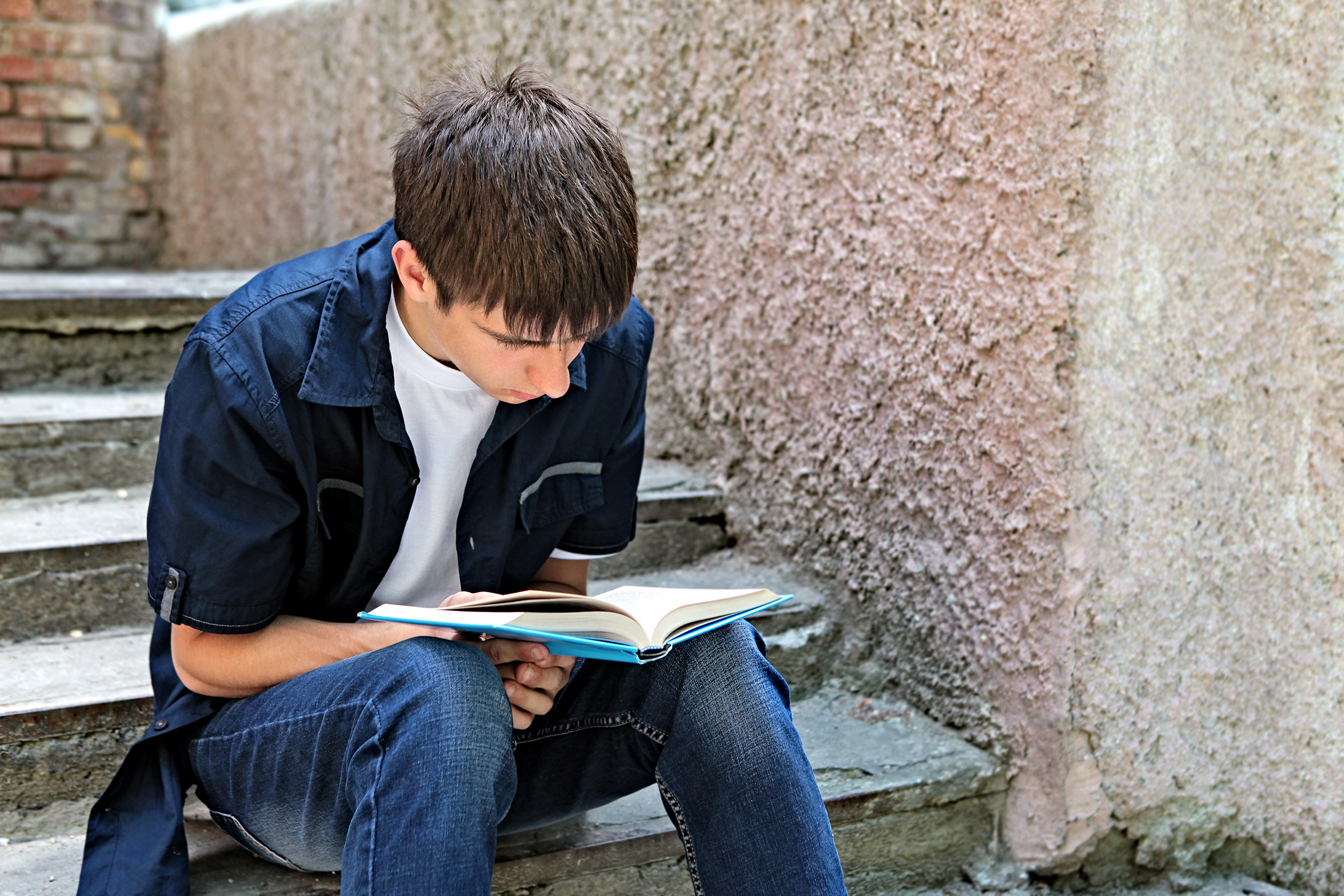 Читать ученик 11. Школьник с книгой. Подросток с книжкой. Чтение подростки. Школьники с книжками.
