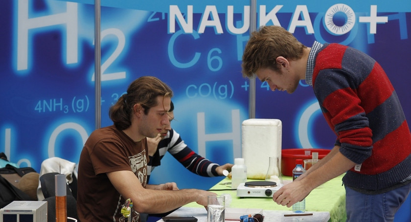 Может ли солнечный зайчик двигаться быстрее скорости света?