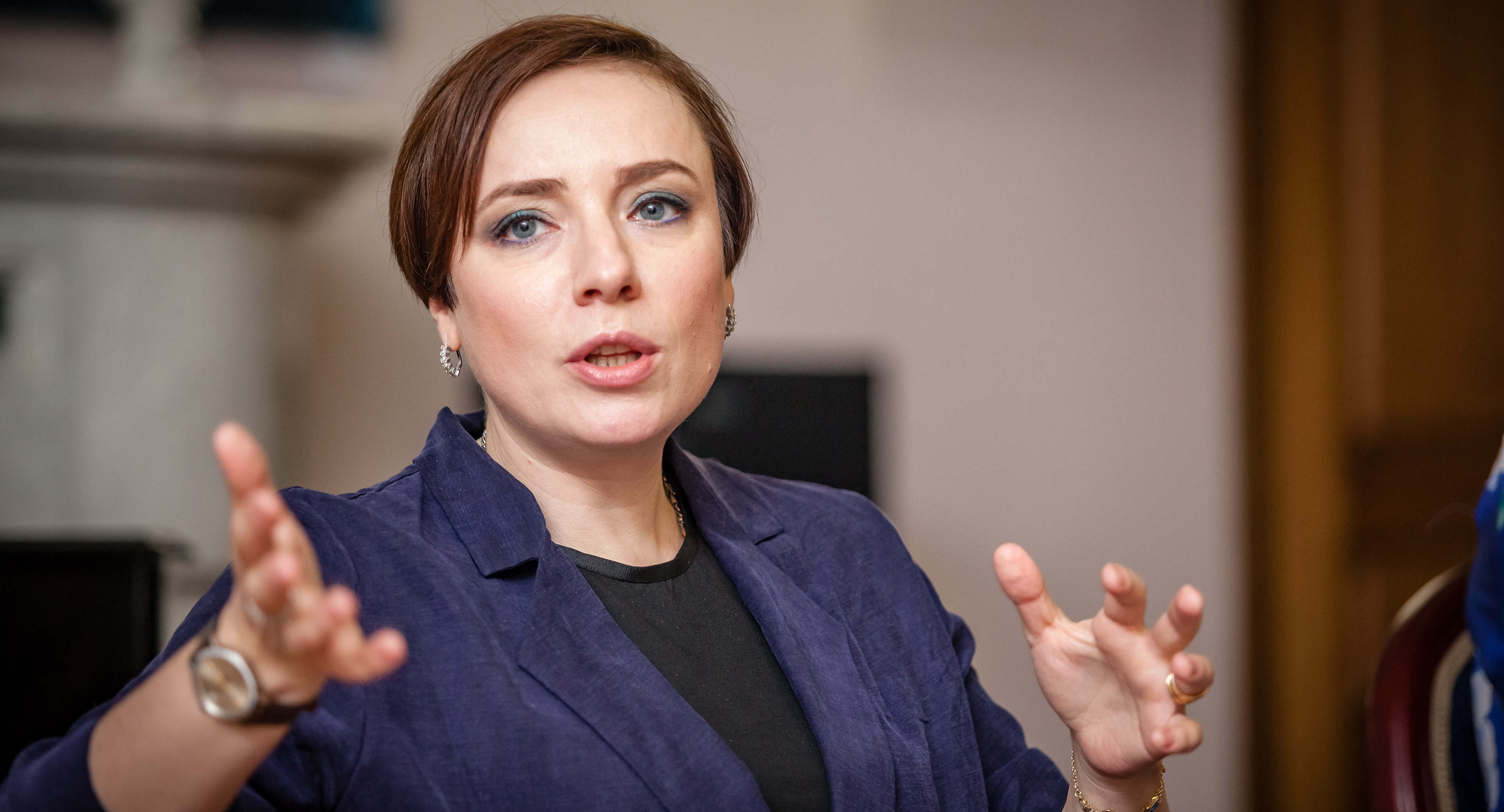 Тутта Ларсен: «Если бы ваш подросток вместо того, чтобы учиться в школе, помогать по дому, ходить на кружки и в библиотеку, вдруг решил заняться политикой, что бы вы сделали?»