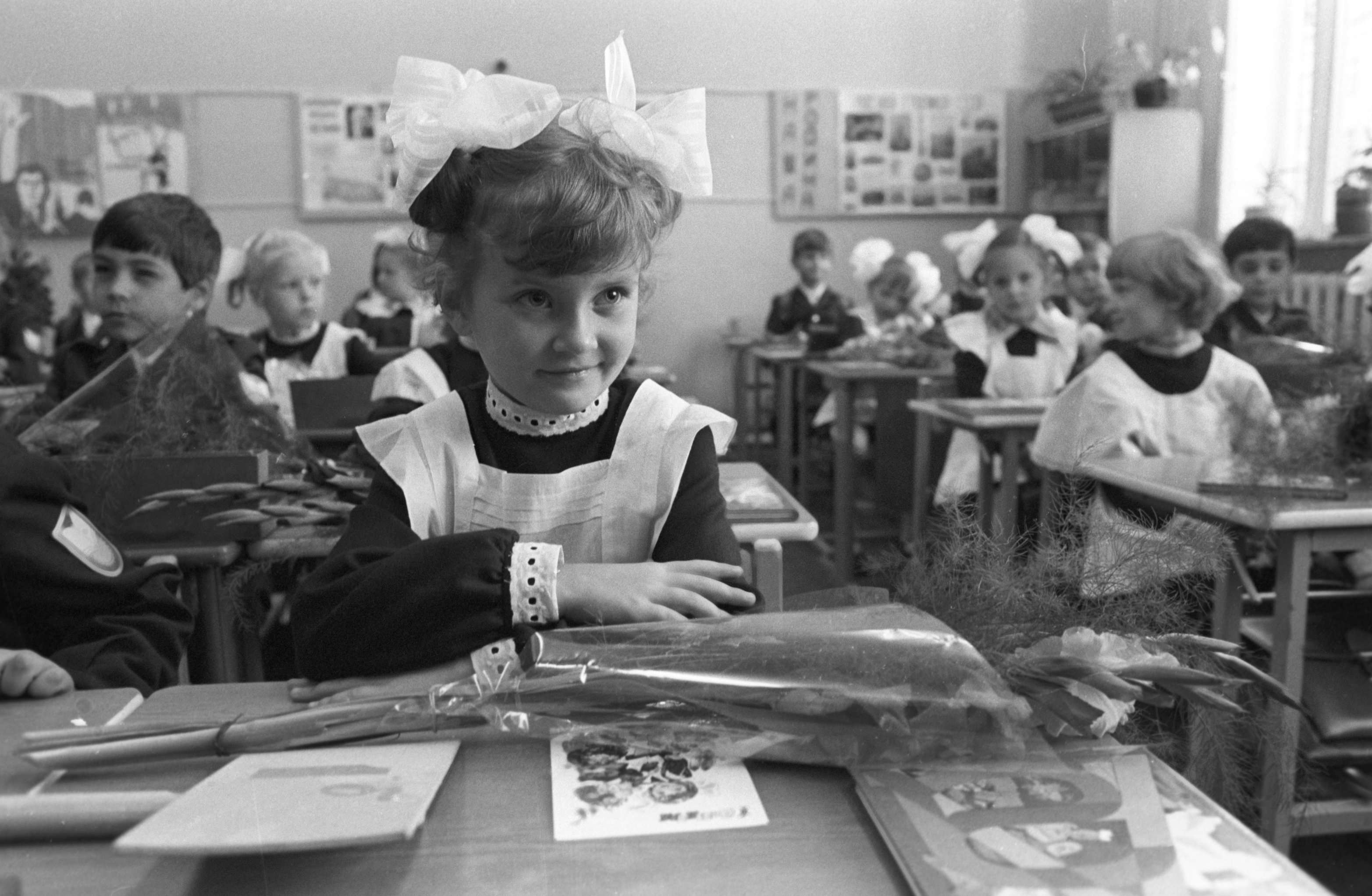 Ученики советской школы. Школа СССР. Советские школьники. Советские дети в классе.