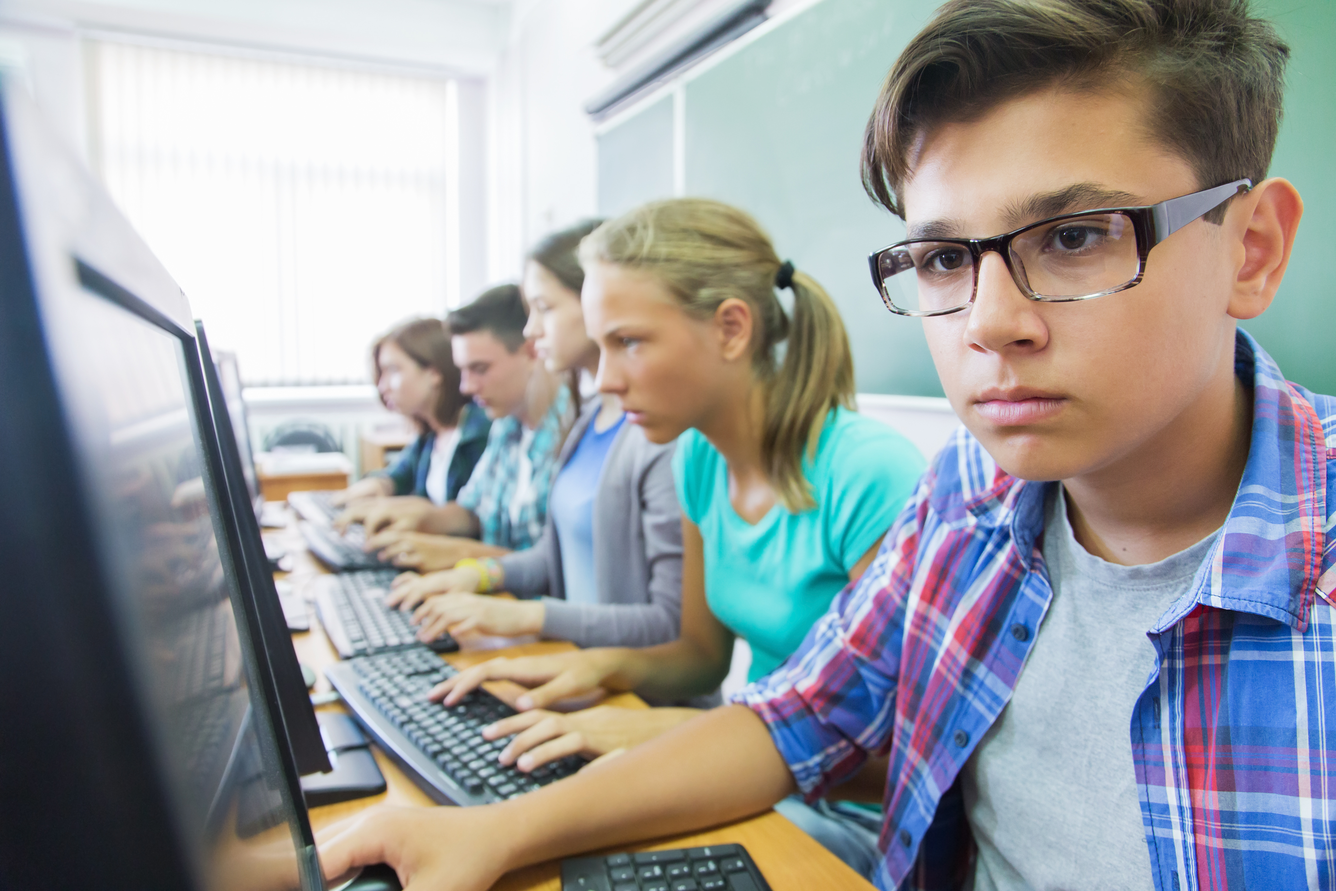 Проблема образования молодежи. Школьники it. Ученик подросток. Компьютер в школе. Ученик за компьютером.