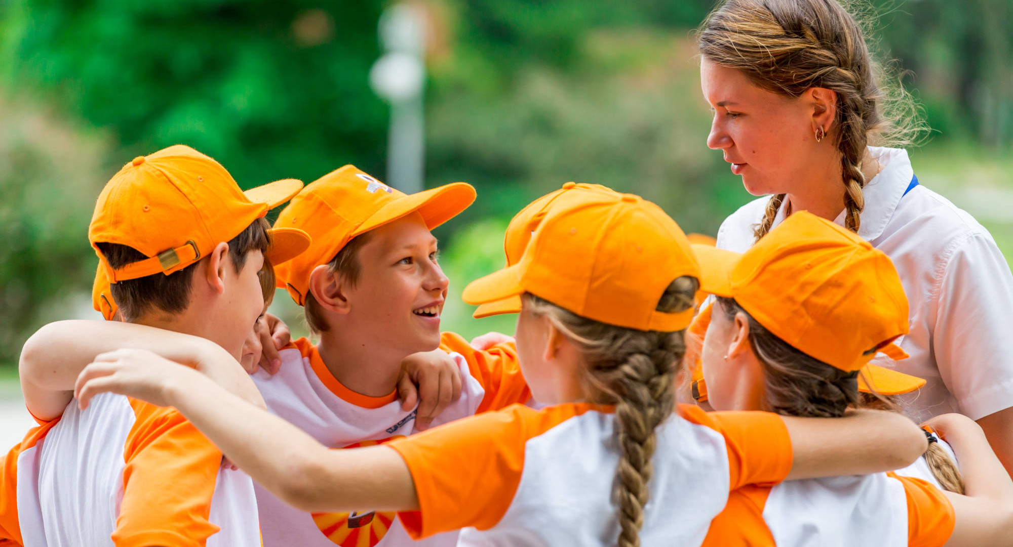 Люди в фокусе: Почему стройотряды и лагеря часто сравнивают с сектой