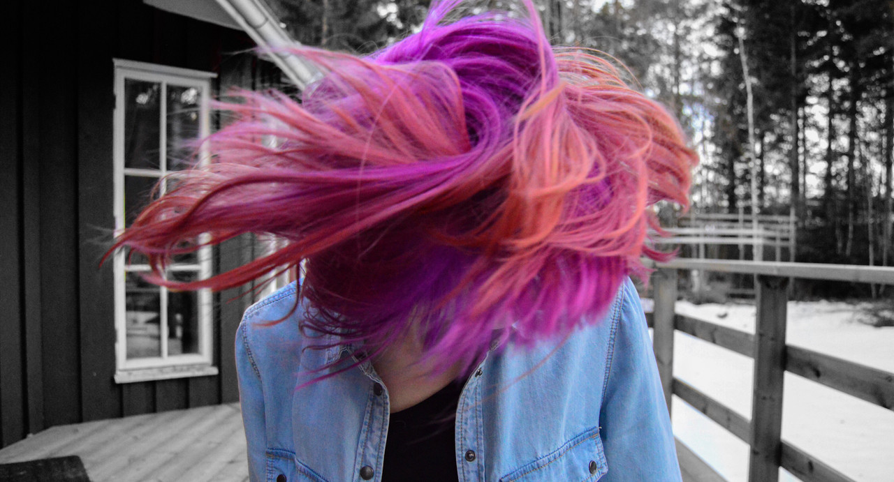 Прокуратура требует отменить запрет на окрашивание волос в великолукских школах