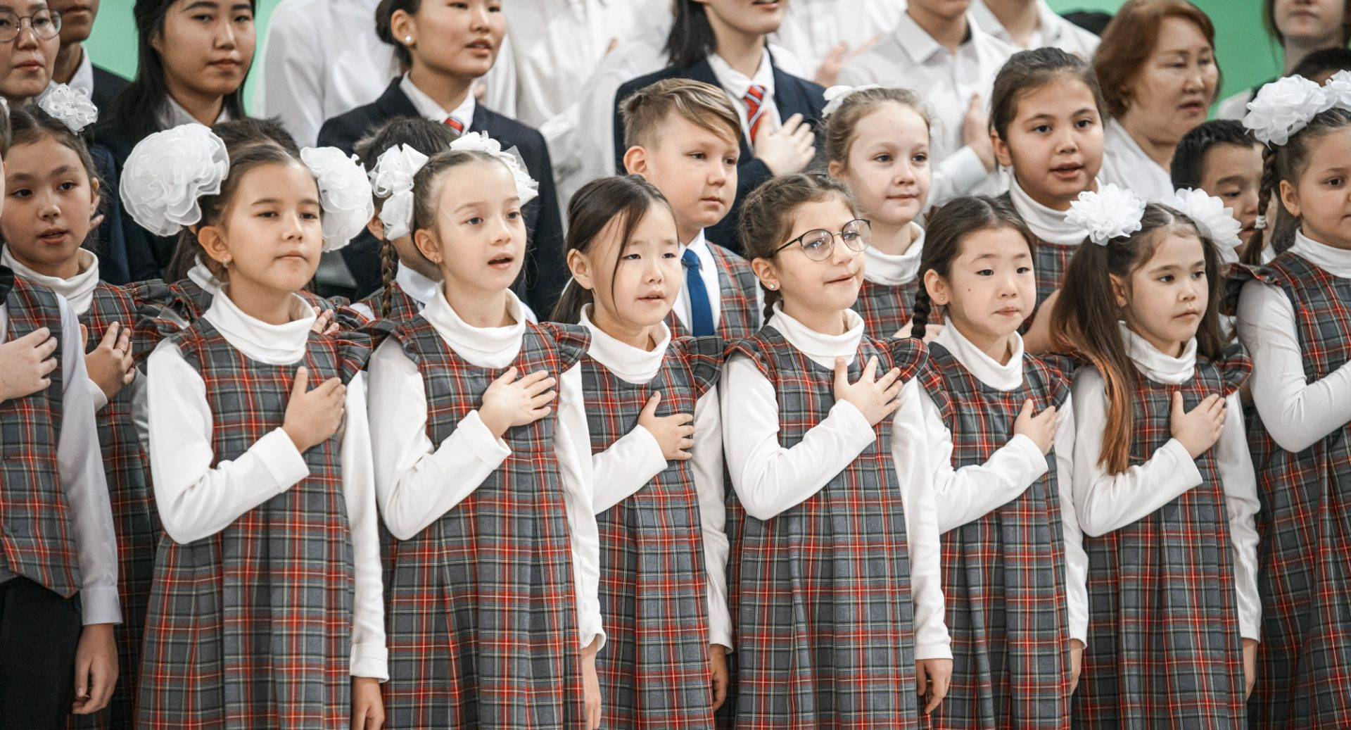 Звучание гимна. Хоровое пение в школе. Школьники поют. Исполнение гимна. Дети поют в школе.