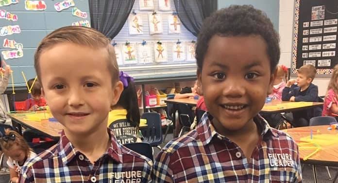 В Сети обсуждают мальчика, который нашел в детском саду своего «двойника»