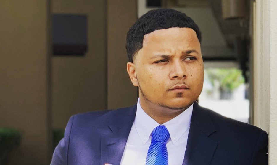 Мальчик из мусорного бака стал миллионером. Он основал первую компанию в 15 лет и конкурирует с Apple