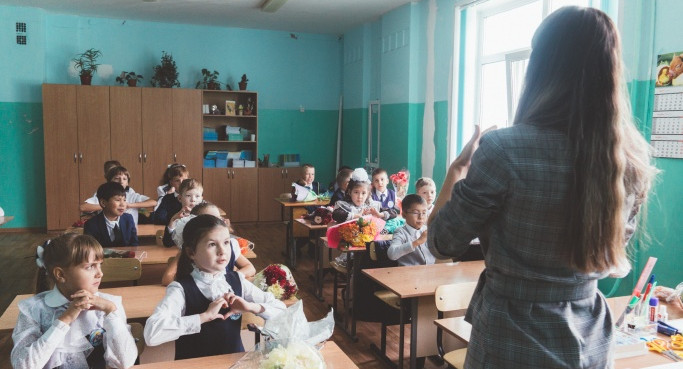 «Чтобы получать 25 тысяч, приходится буквально жить в школе»