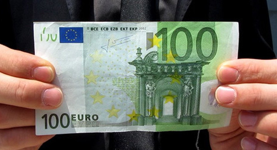 Итальянским учителям пообещали повысить зарплаты на 100 евро