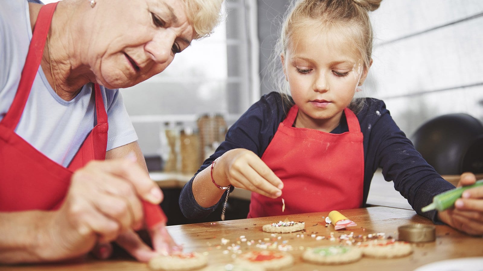 Ученые доказали, что бабушки перекармливают внуков