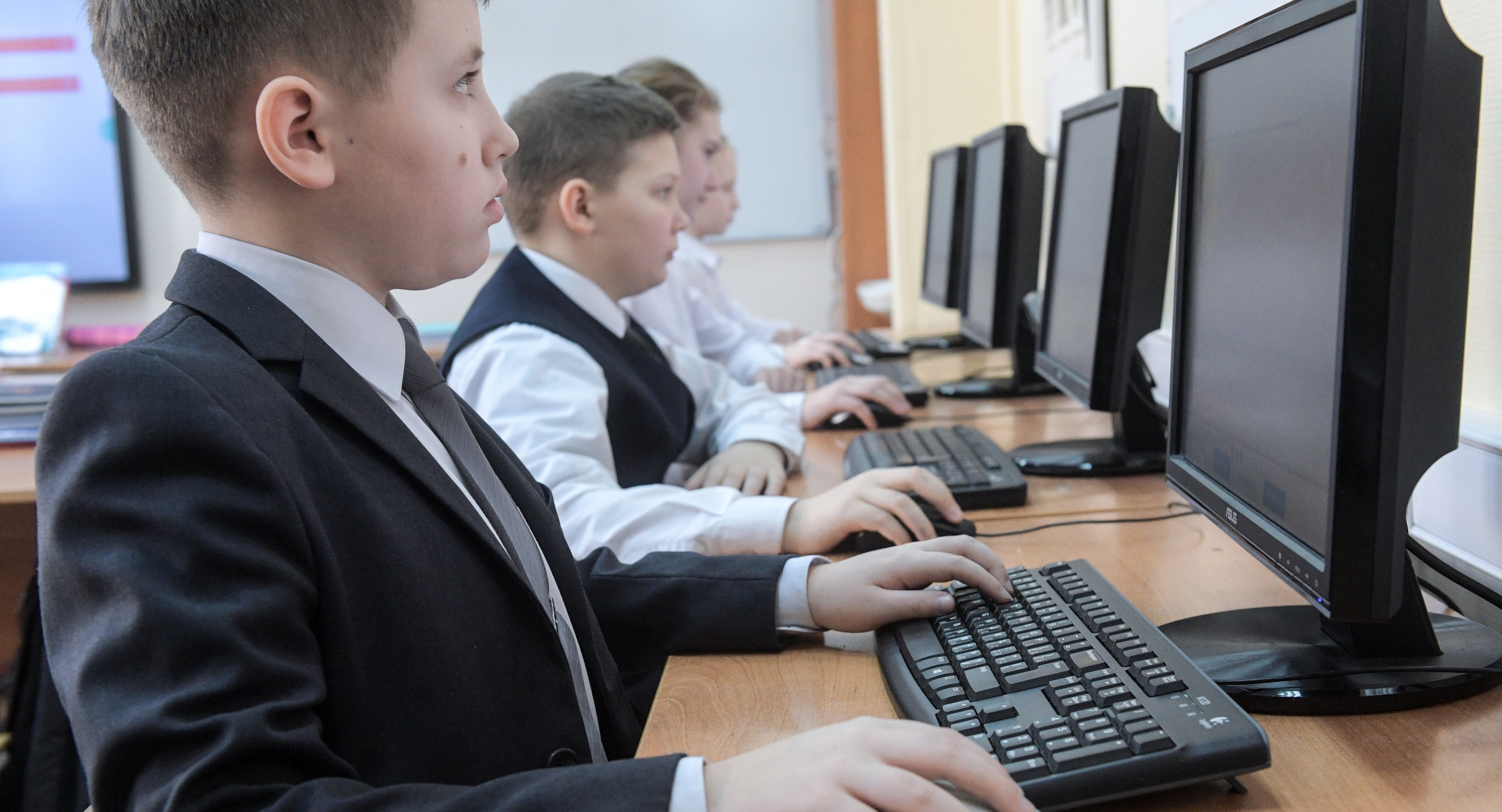 Российская школа информатика. Ребенок за компьютером. Компьютерный класс. Школьники на информатике. Ученик за компьютером.