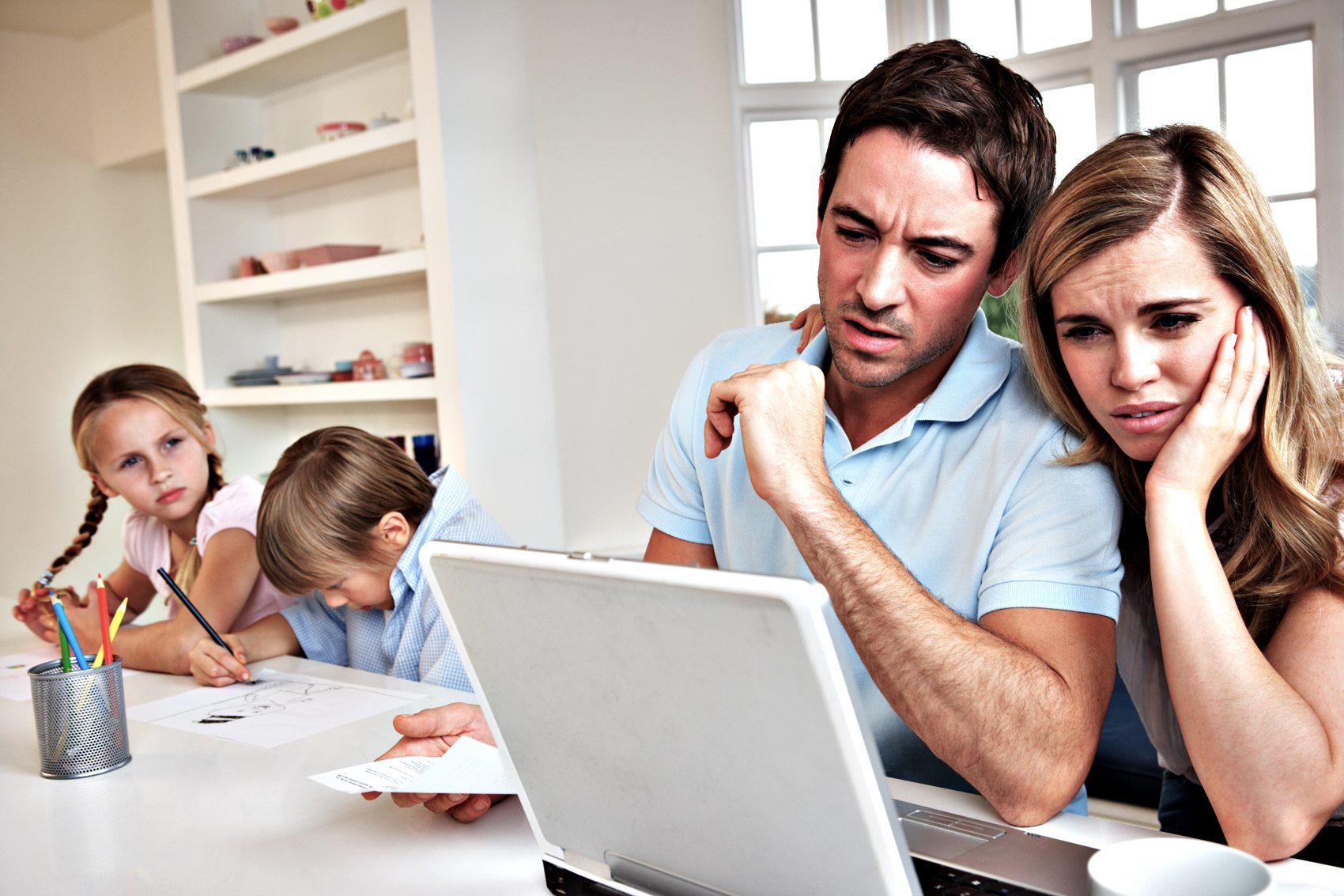 Родители и дети за компьютером