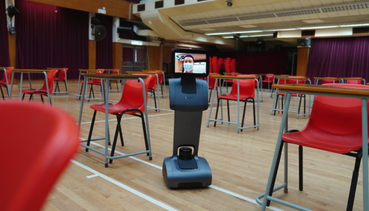 Роботы и дезинфекция: Гонконг готовится к началу очного обучения в школах