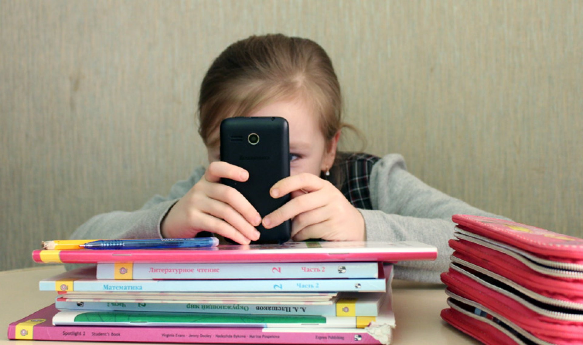ОНФ и «Мегафон» направили 20 тысяч смартфонов детям из малоимущих семей