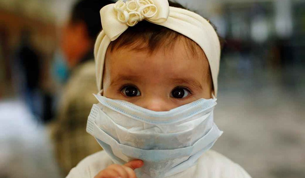Педиатры предупредили об опасности медицинских масок для малышей