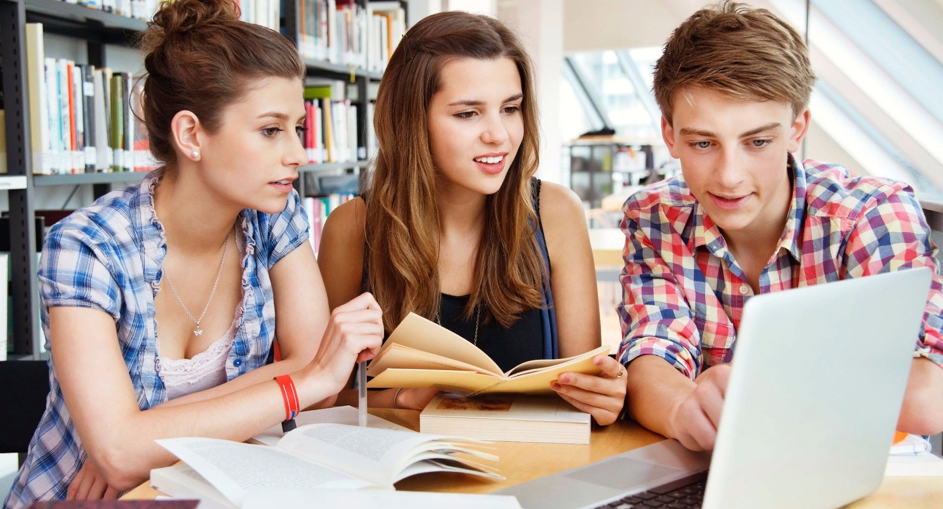 МГУ и Оксфорд стали самыми популярными вузами в запросах молодых пользователей «Яндекса»