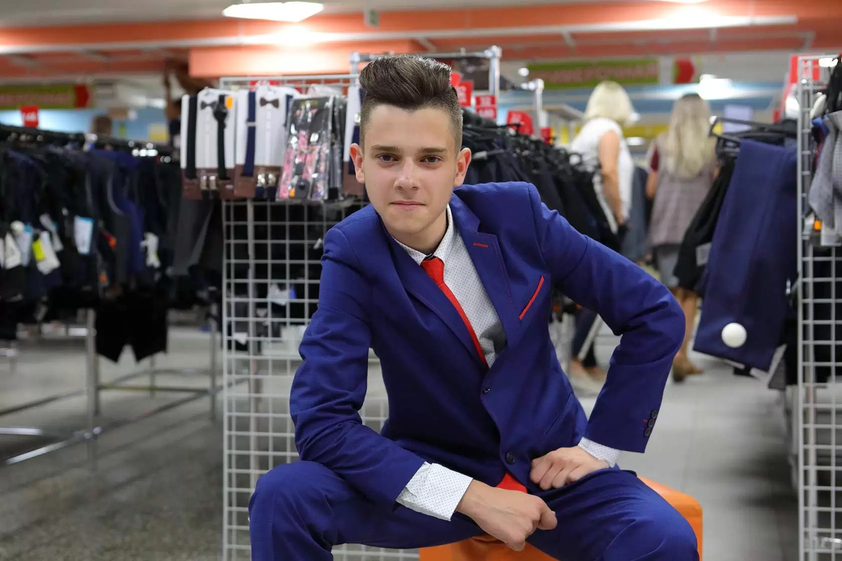 Минтруд хочет разрешить покупать одежду, обувь и товары для школьников на соцпомощь