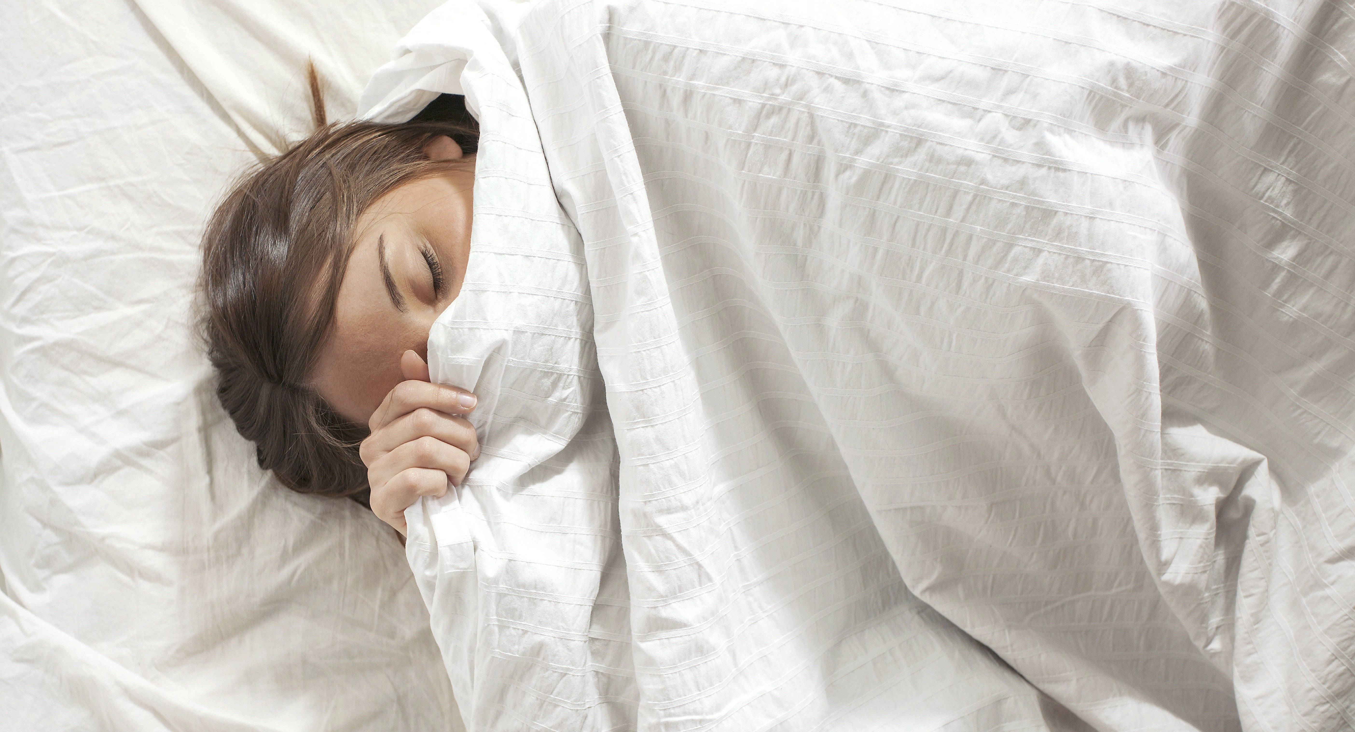 Воскресный сон. Человек под одеялом. Одеяло. Девушка в одеяле. Здоровый сон.