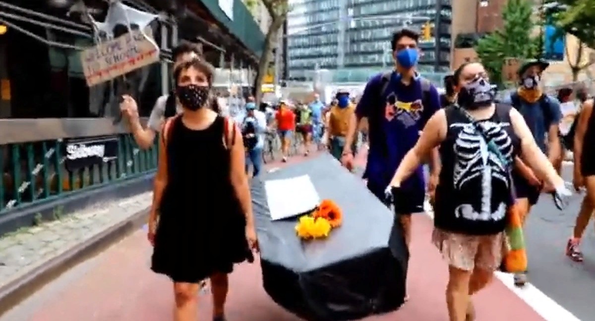  В Нью-Йорке учителя устроили шествие с гробами против открытия школ 